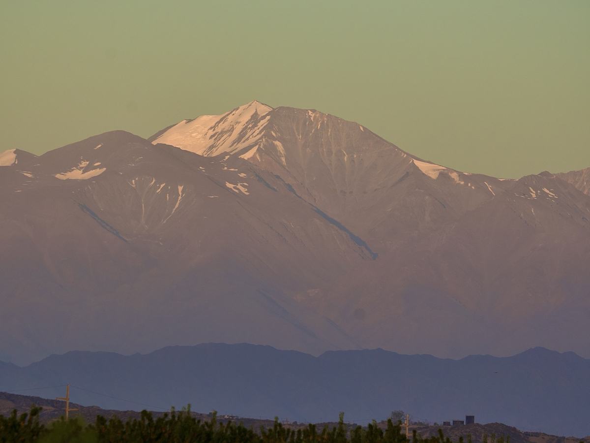La cordillera de los Andes al amanecer, vista desde la finca